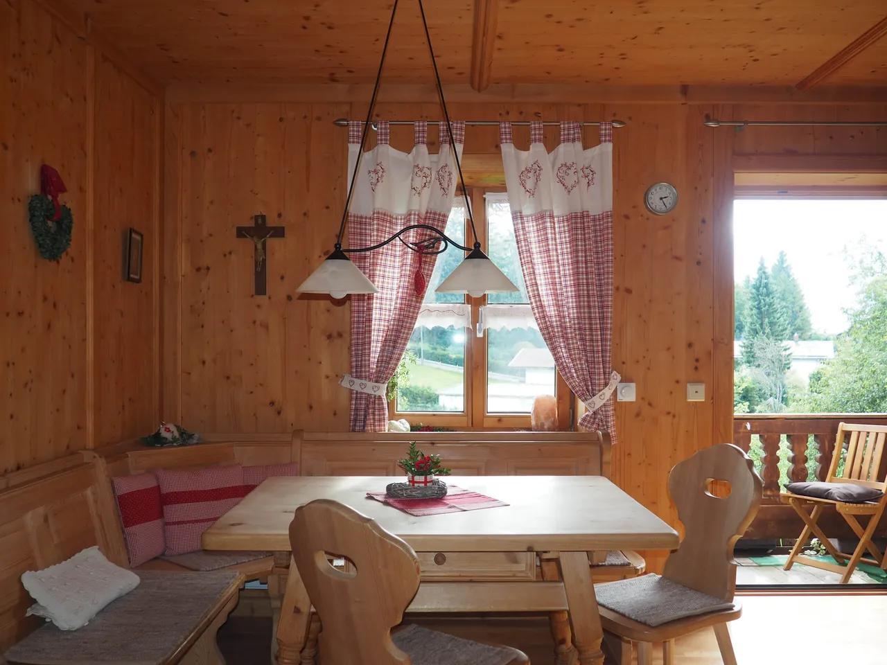 Wohnbereich der Ferienwohnung 1 mit Balkonzugang