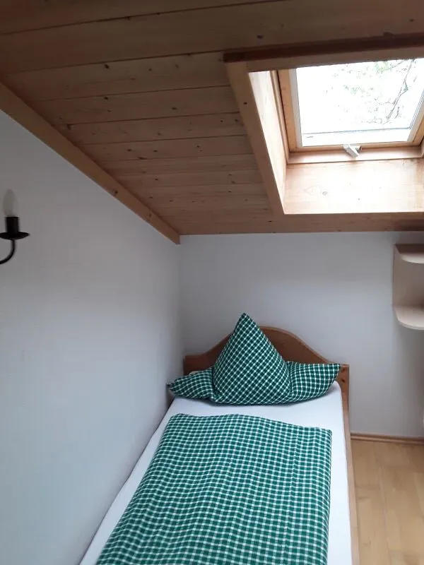 Zimmer mit Dachschräge in der Ferienwohnung 2