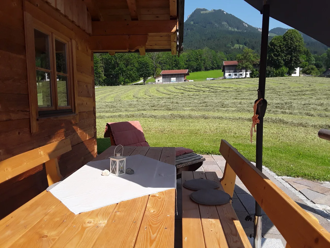 Terrasse des Ferien-Häusls mit Blick auf die Berge