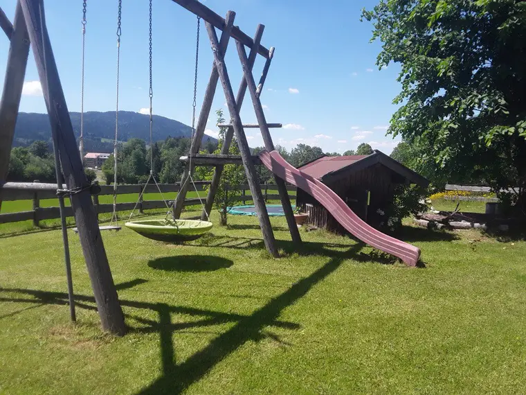 Spielplatz mit Schaukel und Rutsche